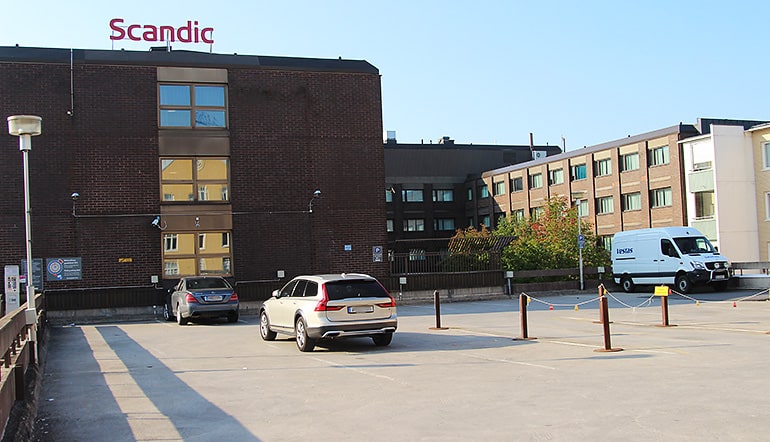 P-Scandic Oulu Station, autoja parkkitalon kattotasolla