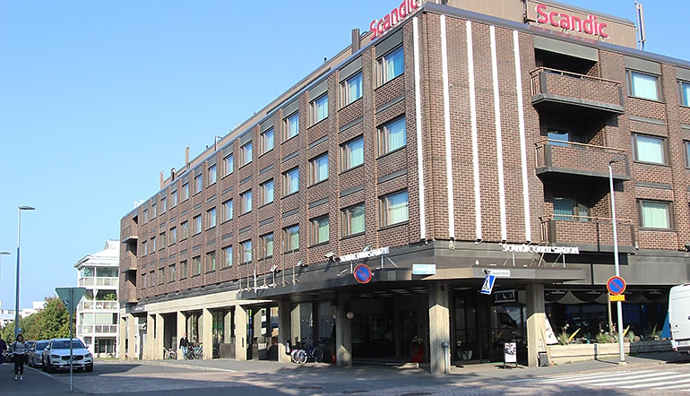 P-Scandic Oulu Station, hotelli kadulta katsottuna