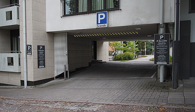 P-Scandic Patria Lappeenranta, sisäänajo porttikäytävän läpi hotellin pihalla olevalle parkkipaikalle