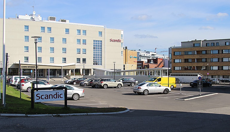 P-Scandic Rovaniemi, näkymä sisäänajosta hotellin pysäköintialueille