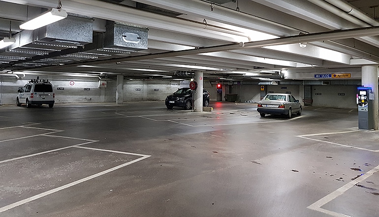 P Sektori Kuopio, autoja parkkihallin ylätasolla