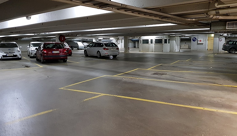 P Sektori Kuopio, autoja parkkihallin alatasolla