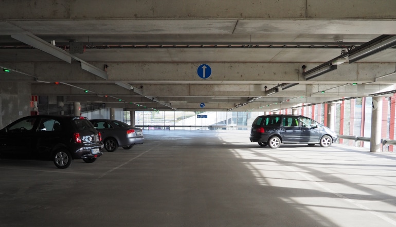 P-Selloparkki Espoo, autoja pysäköintihallissa