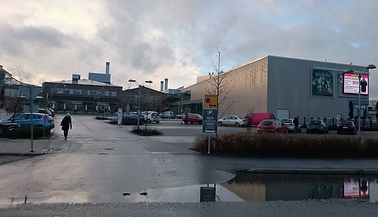 P-Taidetehdas Porvoo, asfaltoitu pysäköintialue Kokonniementieltä
