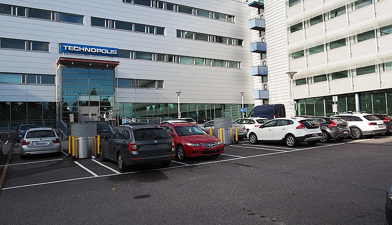 P-Technopolis Aviapolis Vantaa, autoja pysäköintipaikoilla toimistorakennuksen edessä