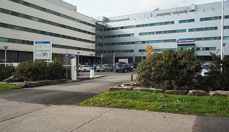P-Technopolis Aviapolis Vantaa, näkymä kadulta toimistorakennuksen edustalla olevalle parkkipaikalle