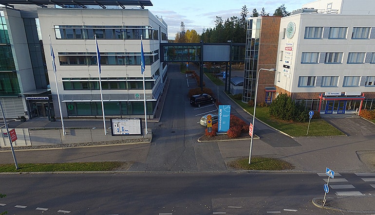 P-Technopolis Hermia Tampere, sisäänajo parkkialueelle kadulta rakennusten välistä, jalankulkusillan alta