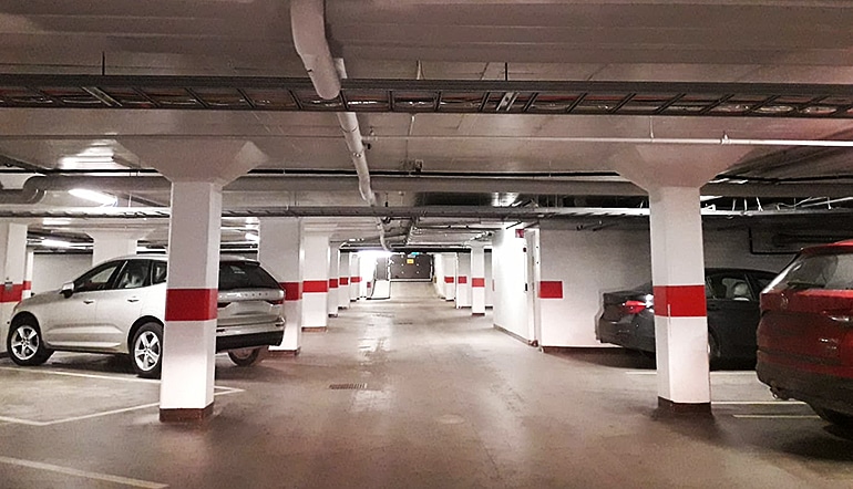 P-Teollisuuskatu Helsinki, autoja parkkihallissa