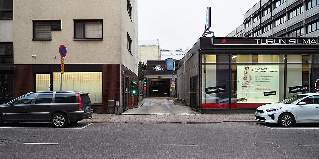 P-Terveystalo Pulssi Turku, sisäänajo parkkihalliin rakennusten välistä kadulta katsottuna