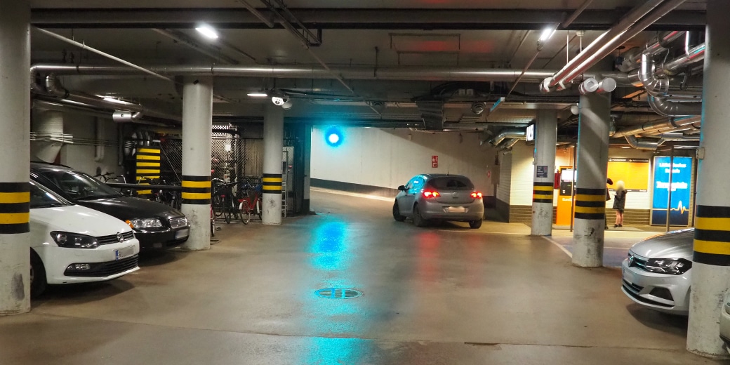 P-Terveystalo-Pulssi Turku, autoja parkkihallissa ja yksi auto ajamassa kohti ulosajoramppia