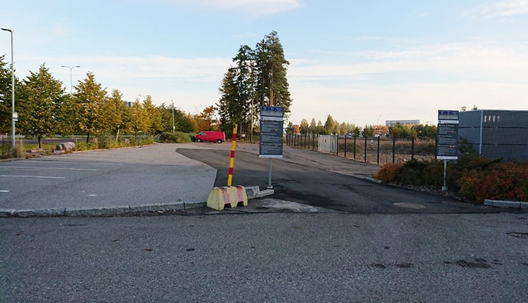 P-Tietotie 9 Vantaa, asfaltoitu parkkipaikka kadulta katsottuna