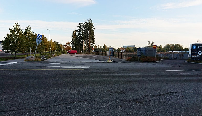 P-Tietotie 9 Vantaa, asfaltoitu pysäköintipaikka kadulta katsottuna