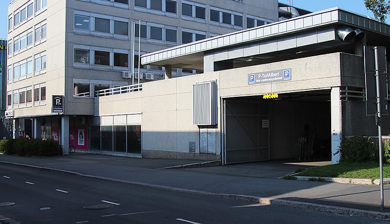 P-ToriAlbert Oulu, sisäänajo pysäköintihalliin ja parkkitasolle liiketilarakennuksen yhteydessä kadulta katsottuna