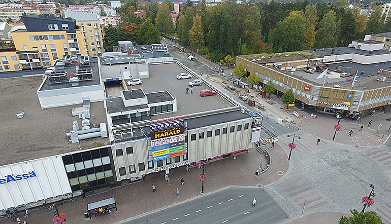 P-Torikulma Kuopio, ilmakuvassa kauppakeskus ja sen katolla oleva parkkialue