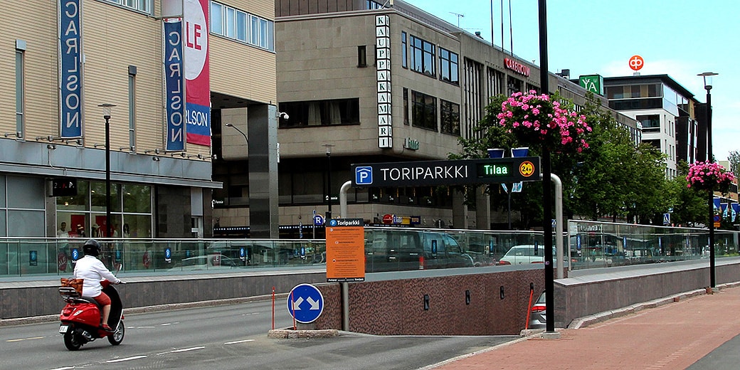 P-Toriparkki Joensuu, ajoramppi parkkihalliin kaupungin rakennusten välistä kadulta
