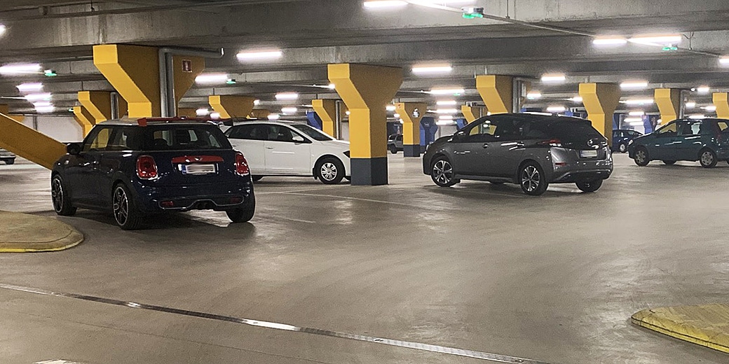 P-Toriparkki Joensuu, autoja parkkihallissa