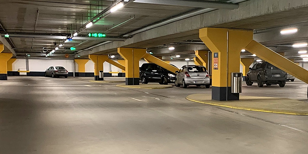 P-Toriparkki Joensuu, autoja parkkihallissa