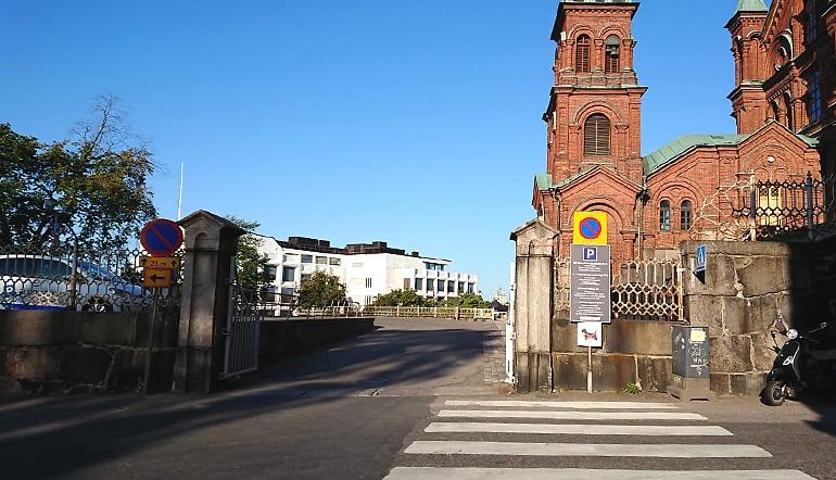 P-Uspenski Helsinki, näkymä parkkialueen sisäänajoon ja katedraalia