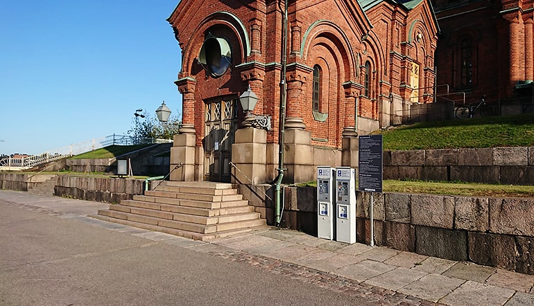 P-Uspenski Helsinki, katedraalin edusta pysäköintialueen suunnasta ja maksuautomaatit