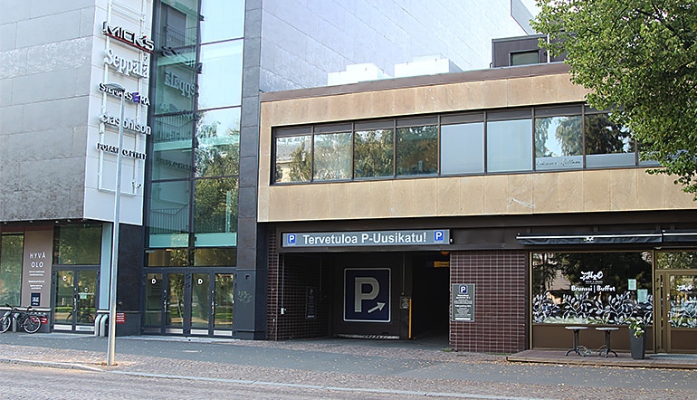 P-Uusikatu 26 Oulu, sisäänajo parkkialueelle liiketilarakennuksen yhteydessä kadulta katsottuna