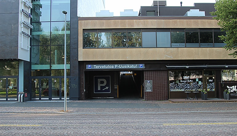 P-Uusikatu 26 Oulu, sisäänajot pysäköintialueille liiketilarakennuksen yhteydessä kadulta katsottuna