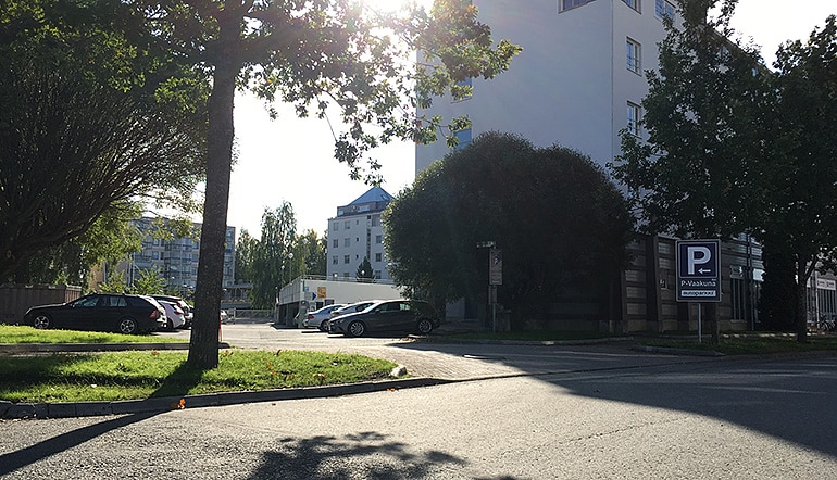 P-Vaakuna Hämeenlinna, sisäänajo ja näkymä parkkipaikalle sekä osittain hotellin rakennukseen ja sen pihalle