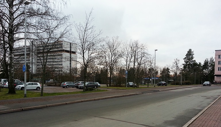 P-Vaakuna Kouvola, näkymä kadulta parkkipaikoille
