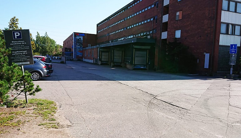 P-Valimotie 25-27 Helsinki, asfaltoidun parkkialueen sisäänajo ja liiketilarakennus