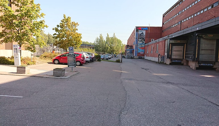 P-Valimotie 25-27 Helsinki, asfaltoitu parkkipaikka liiketilarakennuksen vieressä