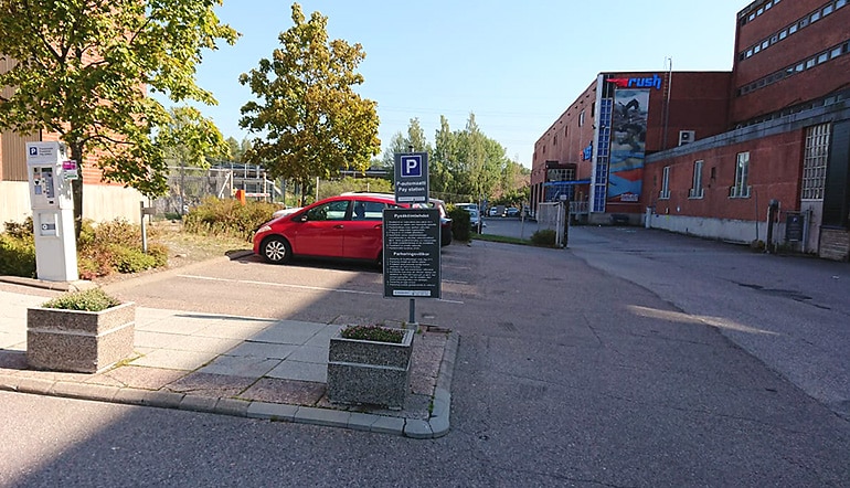 P-Valimotie 25-27 Helsinki, autoja asfaltoidulla pysäköintialueella