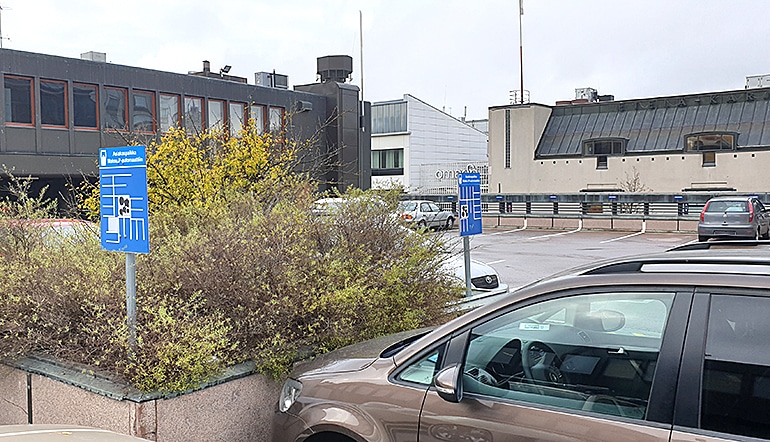 P-Valtakatu 33 Lappeenranta, autoja ja viheristutus parkkipaikalla