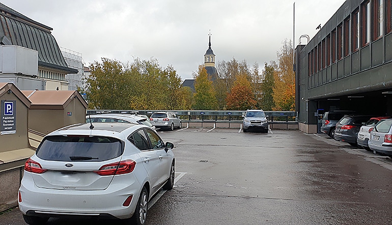 P-Valtakatu 33 Lappeenranta, autoja pysäköintialueella
