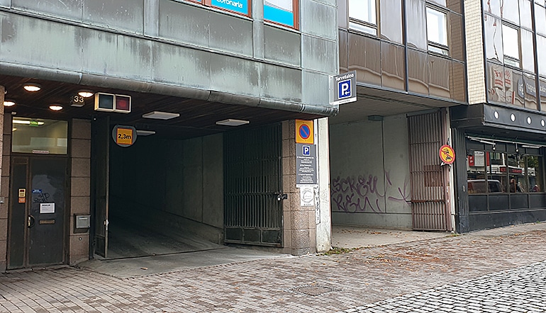 P-Valtakatu 33 Lappeenranta, parkkialueen sisäänajon porttikäytävä kadulta katsottuna