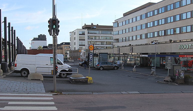 P-Vapaudenkatu 38 Jyväskylä, autoja pysäköitynä liiketilarakennusten ympäröimälle parkkipaikalle