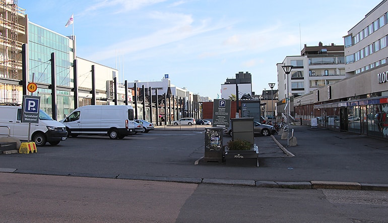 P-Vapaudenkatu 38 Jyväskylä, autoja pysäköitynä liiketilarakennusten ympäröimälle parkkipaikalle