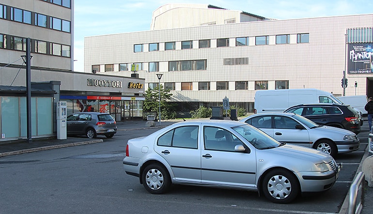 P-Vapaudenkatu 38 Jyväskylä, näkymä parkkialueelta liiketilarakennuksen ja kadun suuntaan