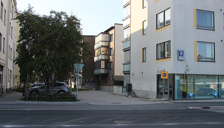P-Victoria Oulu, sisäänajo pysäköintialueelle kerrostalojen välistä kadulta katsottuna