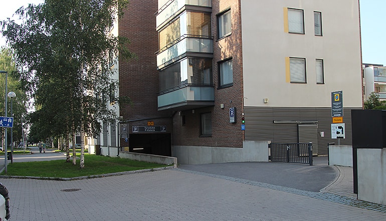 P-Victoria Oulu, sisäänajo parkkihalliin kerrostalon alta