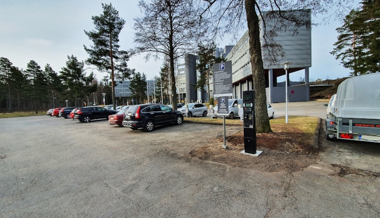 P-Virkistyshotelli Yyteri Pori, asfaltoitu parkkipaikka hotellin pihalla, jossa on myös puita