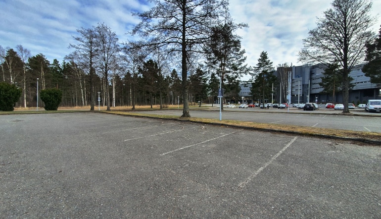 P-Virkistyshotelli Yyteri Pori, puiden ympäröimä parkkipaikka