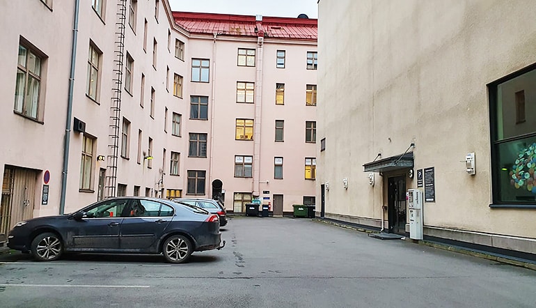 P-Yliopistonkatu 15 Turku, asfaltoitu parkkipaikka sisäpihalla