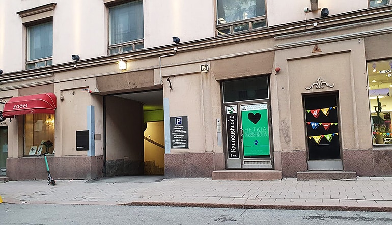P-Yliopistonkatu 15 Turku, sisäänajon porttikäytävä rakennuksen seinustalla kadulta katsottuna