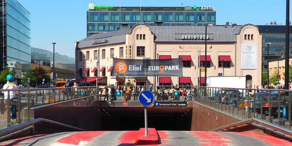 Sisäänajo pysäköintihalliin, jonka yläpuolella lukee kankaassa teksti "P-Eliel EuroPark".